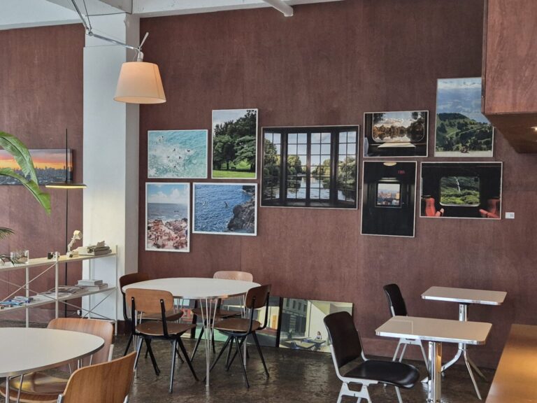 피넛커피 충북혁신도시점의 전경, 고동색 우드톤 인테리어와 따뜻한 조명이 어우러진 감성적인 카페 실내 모습