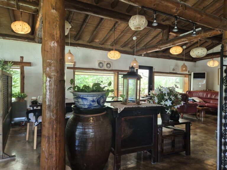 고동색 우드톤 인테리어와 따뜻한 조명이 있는 식당 내부