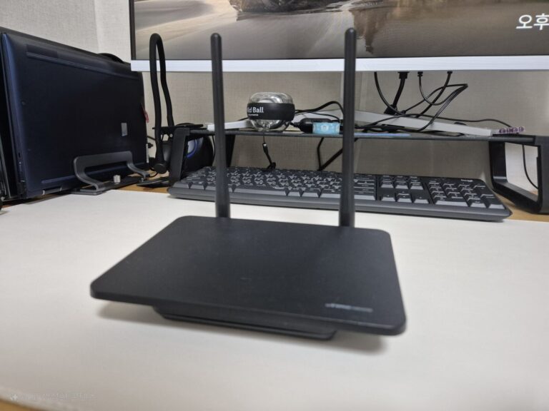 책상 위에 놓인 ipTIME N602SR 와이파이 공유기