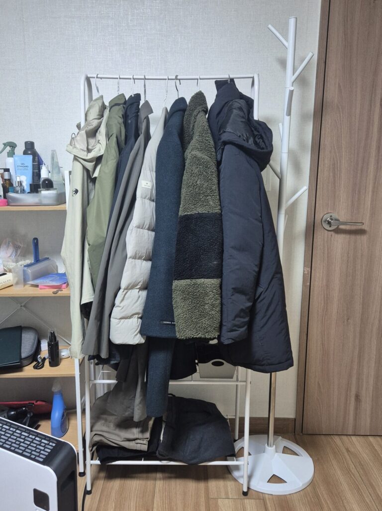 아르디스 철제 행거 조립 완성 후 옷을 건 모습